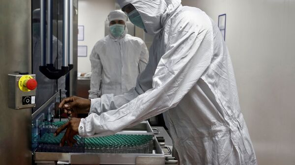 Медицинский работник с вакциной COVISHIELD в Индии - 俄羅斯衛星通訊社