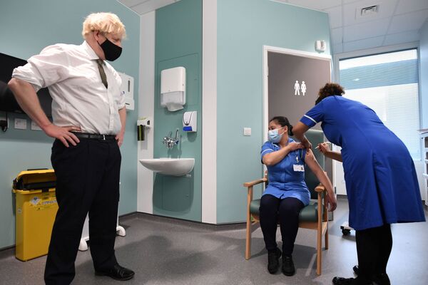 英国首相约翰逊在伦敦北部地区医院见证新冠疫苗接种行动 - 俄罗斯卫星通讯社