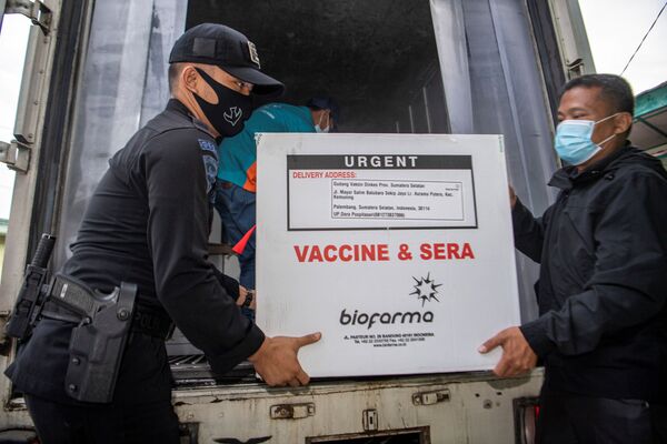 印度尼西亚苏马特拉市新冠疫苗卸车现场 - 俄罗斯卫星通讯社