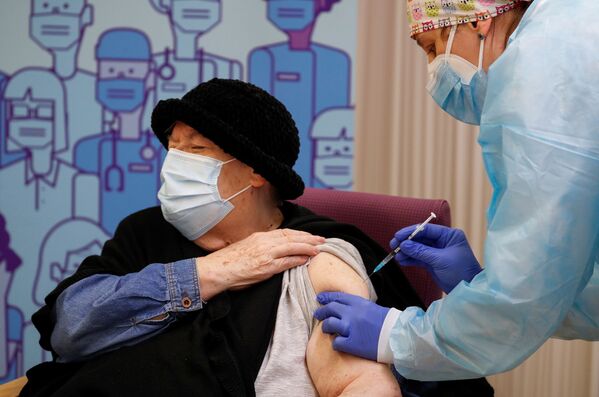 西班牙萊里達市敬老院79歲老人接種新冠疫苗 - 俄羅斯衛星通訊社