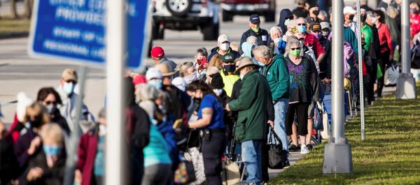 Сотни людей стоят в очереди на вакцинацию от COVID-19, в Форт-Майерс, Флорида, США - 俄罗斯卫星通讯社