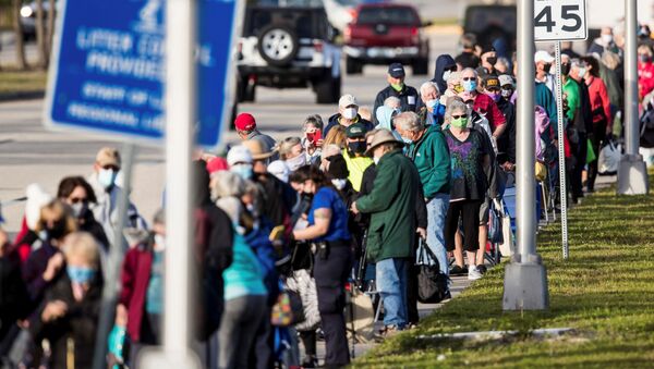 Сотни людей стоят в очереди на вакцинацию от COVID-19, в Форт-Майерс, Флорида, США - 俄罗斯卫星通讯社