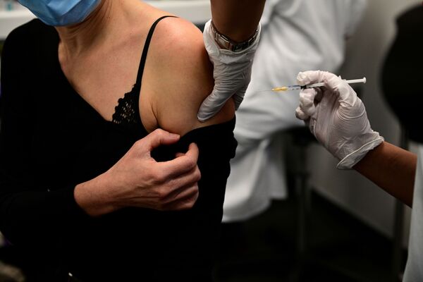 巴黎医护工作人员在疫苗中心参加特定人群新冠疫苗接种 - 俄罗斯卫星通讯社