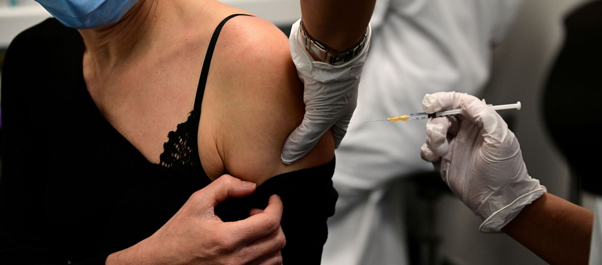 Женщина получает вакцину от COVID-19 во время кампании вакцинации медицинских работников в центре вакцинации в Париже - 俄罗斯卫星通讯社, 1920, 27.07.2021