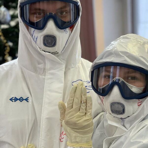 俄羅斯一名醫生在醫院“紅區”向女友求婚 感動英國網友 - 俄羅斯衛星通訊社