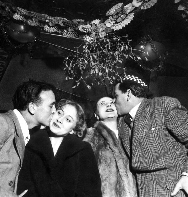 1951年，巴黎市民迎接新年降臨。 - 俄羅斯衛星通訊社