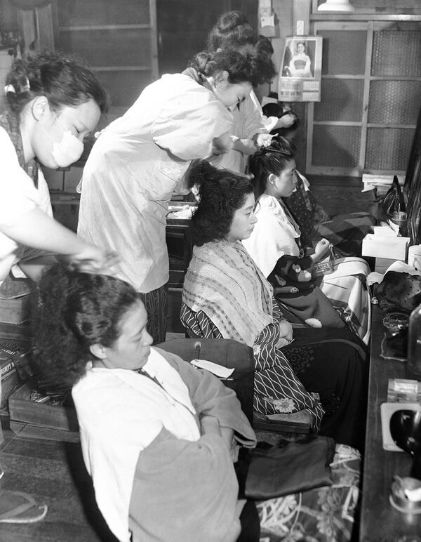 1950年，日本女性在美髮廳美髮迎新。 - 俄羅斯衛星通訊社