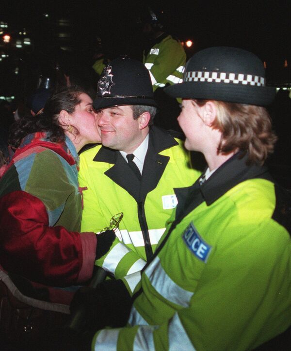 1996年，伦敦市民与警员共同迎接新年降临。 - 俄罗斯卫星通讯社