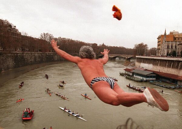 1997年，罗马市台伯河举行传统新年跳水活动。 - 俄罗斯卫星通讯社