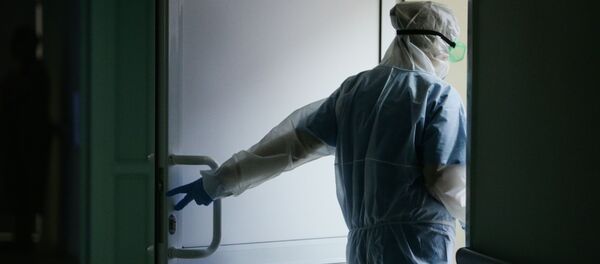 Медик Новосибирской областной клинической больницы в защитном противоэпидемическом костюме.  - 俄罗斯卫星通讯社