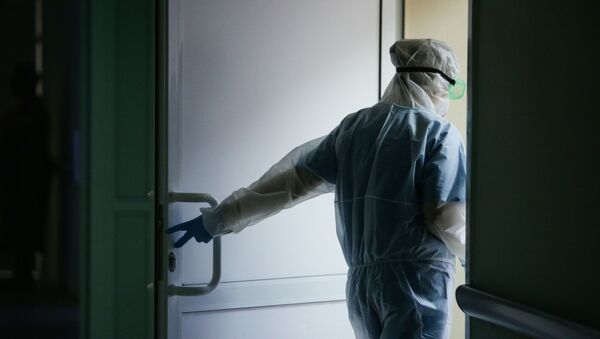 Медик Новосибирской областной клинической больницы в защитном противоэпидемическом костюме.  - 俄羅斯衛星通訊社
