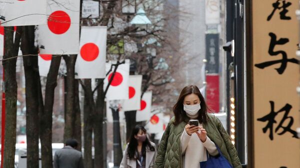 Девушка в защитной маске в Токио - 俄羅斯衛星通訊社