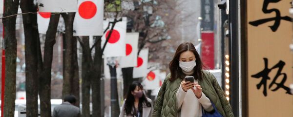 Девушка в защитной маске в Токио - 俄罗斯卫星通讯社