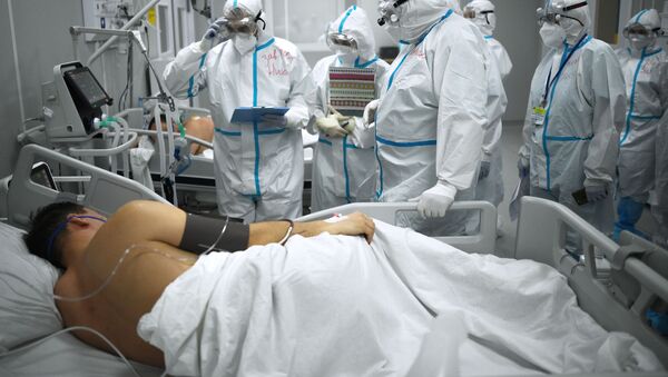 Мужчина в отделении реанимации во временном госпитале для пациентов с COVID-19 в Сокольниках.  - 俄罗斯卫星通讯社