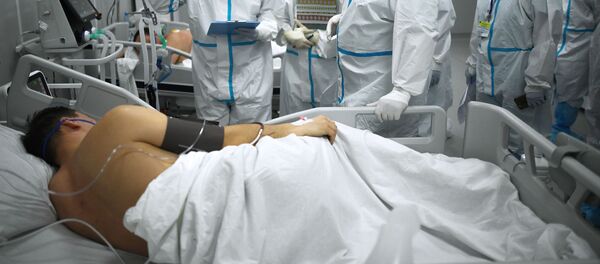 Мужчина в отделении реанимации во временном госпитале для пациентов с COVID-19 в Сокольниках.  - 俄罗斯卫星通讯社