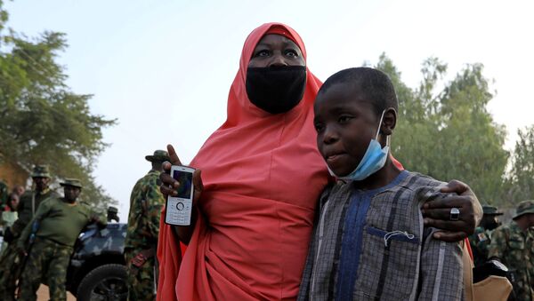 A woman looks on as he receives her son, who had been rescued by the Nigerian security forces in Katsina, Nigeria - 俄罗斯卫星通讯社