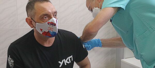 Главе МВД Сербии Александру Вулину делают прививку российской вакциной против COVID-19 Спутник V  - 俄罗斯卫星通讯社