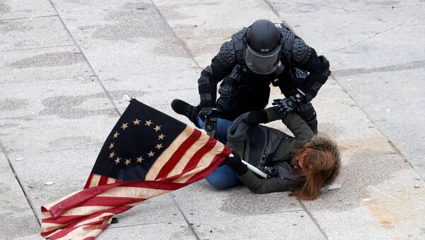 Полицейский задерживает протестующего у здания Конгресса в Вашингтоне - 俄羅斯衛星通訊社
