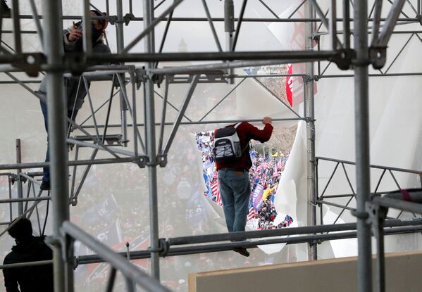 抗议者们爬上脚手架企图冲击国会大厦 - 俄罗斯卫星通讯社