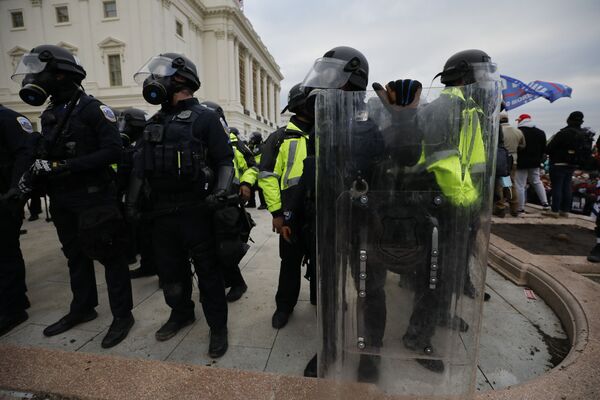 警察在华盛顿国会大厦附近的抗议活动中执法 - 俄罗斯卫星通讯社
