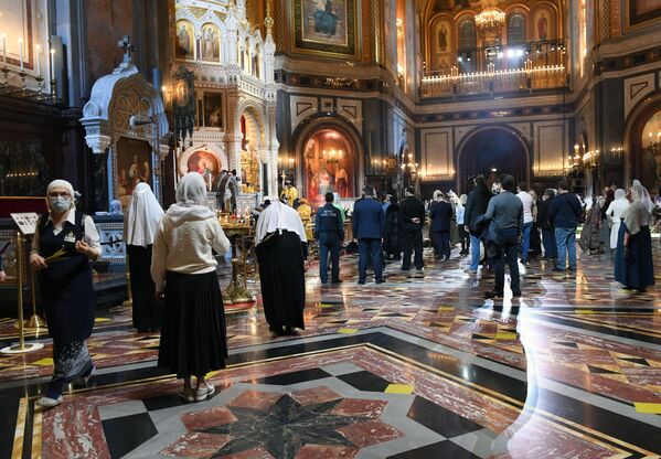 信徒們在莫斯科基督救世主大教堂里參加聖誕節祈禱活動時保持社交距離 - 俄羅斯衛星通訊社