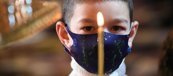 一個小男孩參加在莫斯科基督救世主大教堂里舉行的聖誕節祈禱活動 - 俄羅斯衛星通訊社