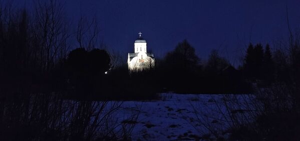 诺夫哥罗德州利普诺岛尼古拉教堂夜景。总统普京在此参加了圣诞节祈祷仪式 - 俄罗斯卫星通讯社