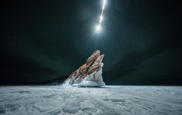 落向贝加尔湖大岬角龙尾巴的“星星”。 - 俄罗斯卫星通讯社
