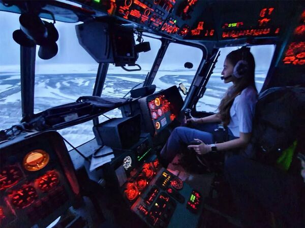 俄罗斯女飞行员谈工作和同事关系 - 俄罗斯卫星通讯社