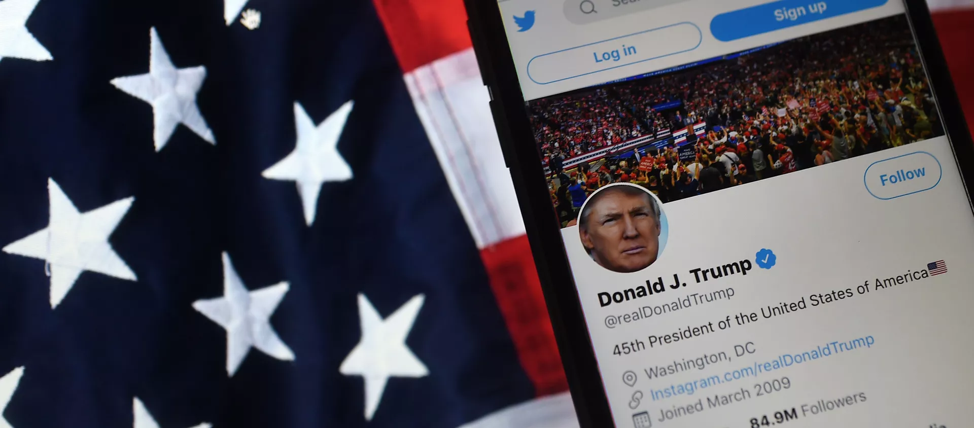 Страница твиттер-аккаунта президента США Дональда Трампа на экране мобильного телефона - 俄羅斯衛星通訊社, 1920, 22.02.2021