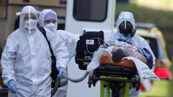 Медицинские работники перевозят пациента с COVID-19 в больницу Motol в Праге - 俄羅斯衛星通訊社