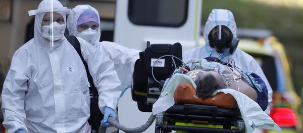 Медицинские работники перевозят пациента с COVID-19 в больницу Motol в Праге - 俄羅斯衛星通訊社