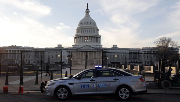 Полицейский автомобиль у Капитолия (здания Конгресса США), подвергшегося штурму сторонниками Дональда Трампа, на Капитолийском холме в Вашингтоне.  - 俄羅斯衛星通訊社