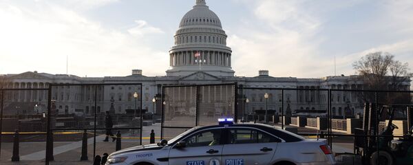 Полицейский автомобиль у Капитолия (здания Конгресса США), подвергшегося штурму сторонниками Дональда Трампа, на Капитолийском холме в Вашингтоне.  - 俄罗斯卫星通讯社