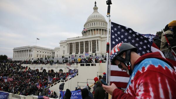 Участники акции протеста сторонников действующего президента США Дональда Трампа у здания конгресса в Вашингтоне. - 俄羅斯衛星通訊社