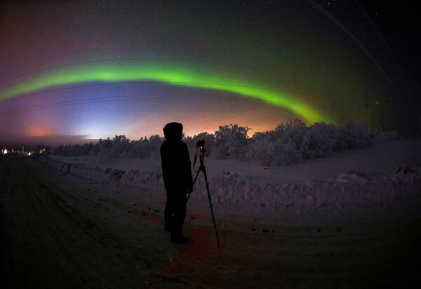 摩爾曼斯克州出現了一個新的路標——“用來觀測北極光的觀景台”。為了遊客們在欣賞五顏六色的天空時不會走上行車道，他們在五個地點安裝了這樣的設施。
 - 俄羅斯衛星通訊社