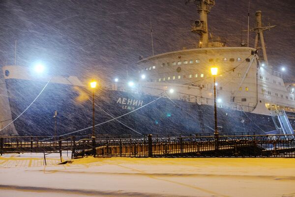 “列宁”号破冰船停靠在海运站码头，这是世界上第一艘装有核装置的水面舰船，建于1959年。船上有一个反应堆装置博物馆，向人们展示机舱，无线电室和室内装饰。
 - 俄罗斯卫星通讯社