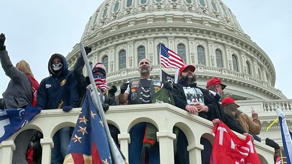 Участники акции протеста сторонников действующего президента США Дональда Трампа у здания конгресса в Вашингтоне. - 俄羅斯衛星通訊社