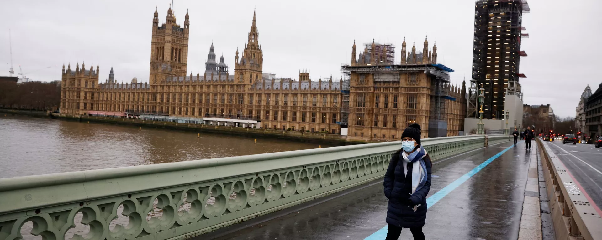 A woman wearing a face mask walks across Westminster Bridge past the Houses of Parliament, as the spread of the coronavirus disease (COVID-19) continues, in London, Britain, December 22, 2020 - 俄羅斯衛星通訊社, 1920, 19.12.2021