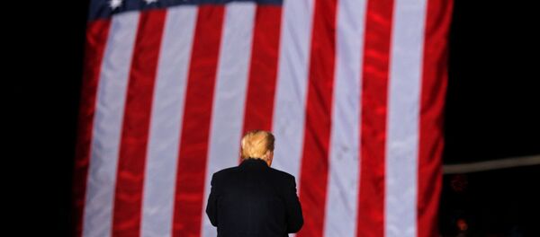 U.S. President Donald Trump stands in front of a U.S. flag while campaigning for Republican Senator Kelly Loeffler on the eve of the run-off election to decide both of Georgia's Senate seats, in Dalton, Georgia, U.S., January 4, 2021. U.S. President Donald Trump stands in front of a U.S. flag while campaigning for Republican Senator Kelly Loeffler on the eve of the run-off election to decide both of Georgia's Senate seats, in Dalton, Georgia, U.S., January 4, 2021. - 俄羅斯衛星通訊社