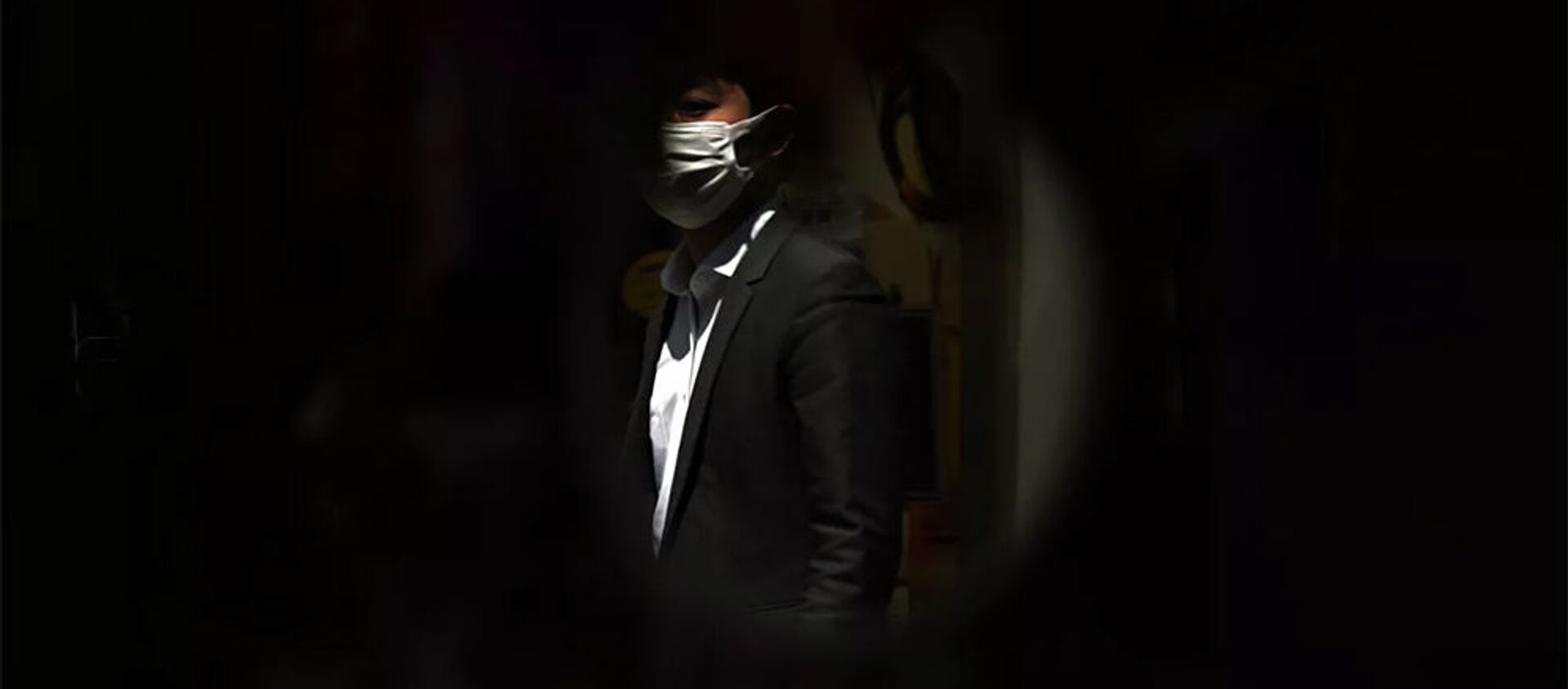 Мужчина в защитной маске в Токио, Япония - 俄羅斯衛星通訊社, 1920, 25.06.2021