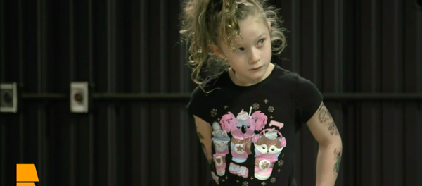  世界上最强壮的七岁小萝莉举起80公斤重的杠铃 - 俄罗斯卫星通讯社