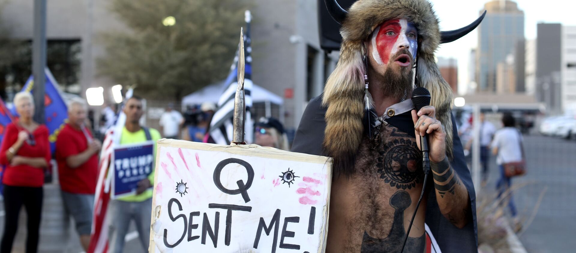 A Qanon believer speaks to a crowd of President Donald Trump supporters outside of the Maricopa County Recorder's Office where votes in the general election are being counted, in Phoenix, Thursday, Nov. 5, 2020. - 俄羅斯衛星通訊社, 1920, 09.01.2021