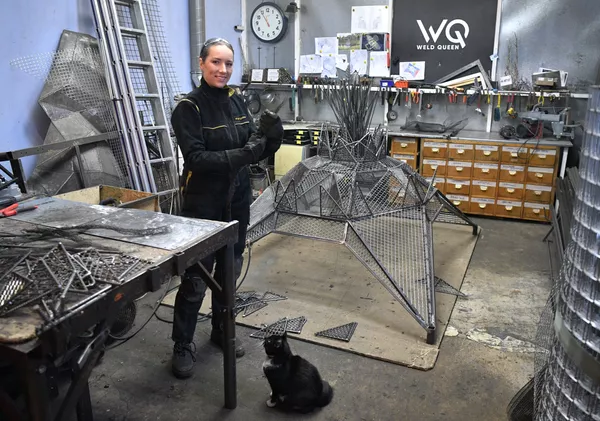 Девушка-сварщица Weld Queen за работой в своей мастерской - 俄羅斯衛星通訊社