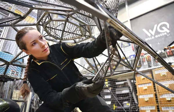 Девушка-сварщица Weld Queen за работой в своей мастерской - 俄羅斯衛星通訊社
