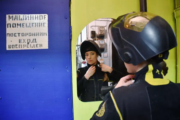 Девушка-сварщица Weld Queen за работой в своей мастерской - 俄羅斯衛星通訊社