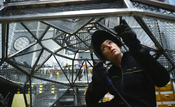 Девушка-сварщица Weld Queen за работой в своей мастерской - 俄羅斯衛星通訊社