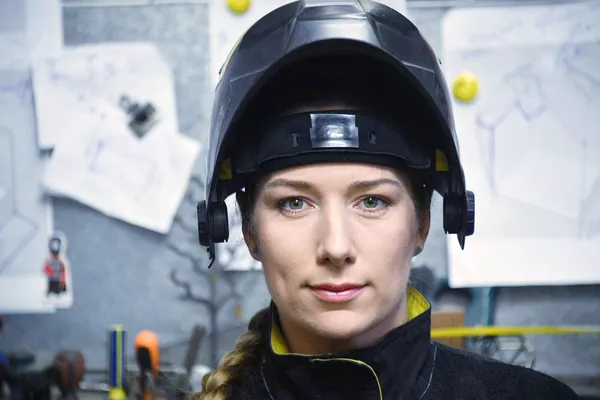 Девушка-сварщица Weld Queen за работой в своей мастерской - 俄羅斯衛星通訊社