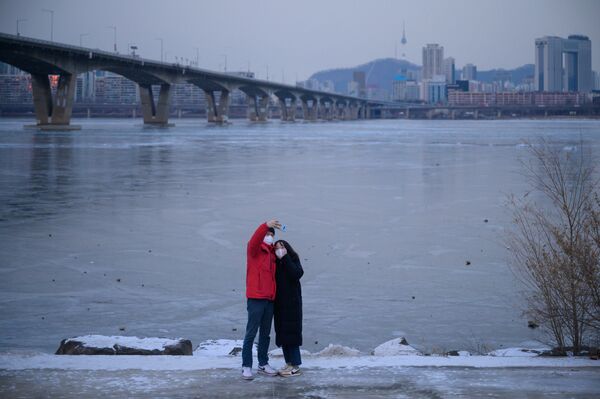 韓國遇超強寒流致漢江江水封凍 - 俄羅斯衛星通訊社