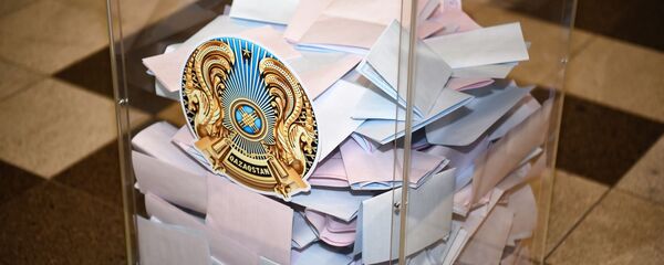 Урна с бюллетенями на избирательном участке №57 во Дворце школьников в Нур-Султане во время голосования на очередных выборах в мажилис  - 俄罗斯卫星通讯社